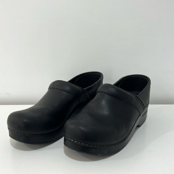 Dansko size 37 oil rubbed black leather clog - Picture 1 of 4